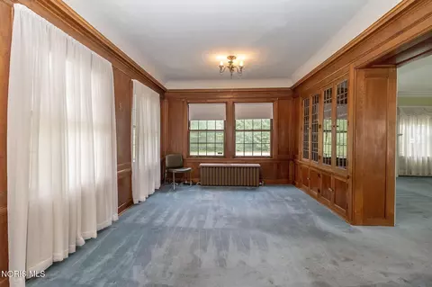 Living - 2125 Mount Vernon Ave, Toledo, OH 43607 photo 4 of 6
