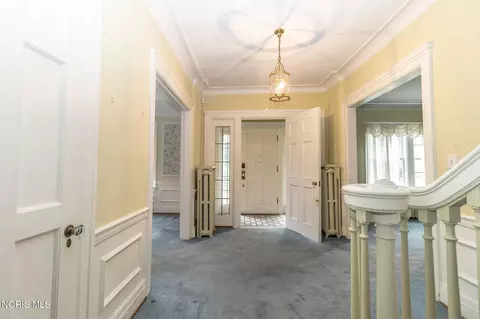 Entry Way - 2125 Mount Vernon Ave, Toledo, OH 43607 photo 2 of 4