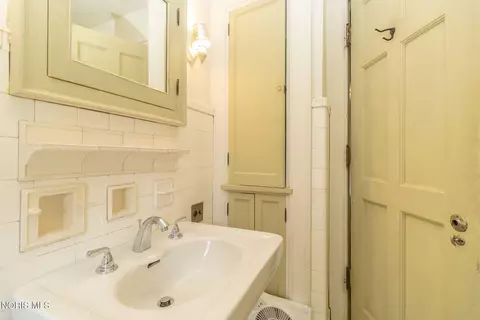Bath - 2125 Mount Vernon Ave, Toledo, OH 43607 photo 3 of 6