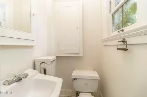 Bath - 2125 Mount Vernon Ave, Toledo, OH 43607 photo 4 of 6