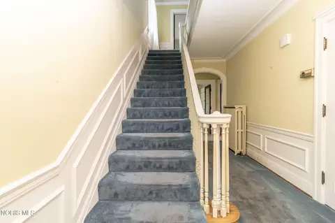 Entry Way - 2125 Mount Vernon Ave, Toledo, OH 43607 photo 3 of 4