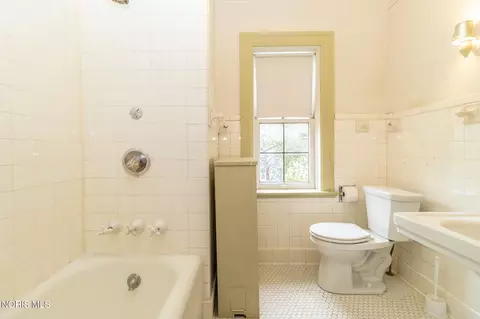 Bath - 2125 Mount Vernon Ave, Toledo, OH 43607 photo 2 of 6