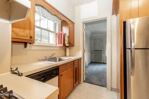 Kitchen - 2125 Mount Vernon Ave, Toledo, OH 43607 photo 2 of 3