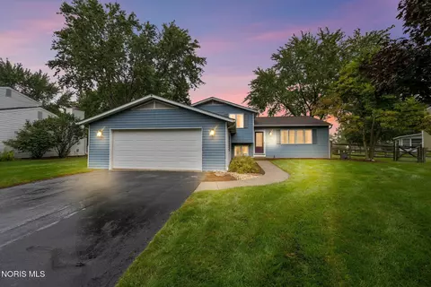 176 Foxhill Ln, Perrysburg, OH 43551