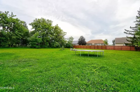 Exterior - 2000 Harrison St, Findlay, OH 45840 photo 7 of 9