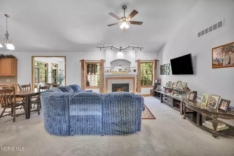 Living - 914 Kimmel Ct, Upper Sandusky, OH 43351 photo 2 of 2