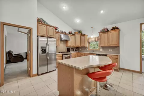 Kitchen - 914 Kimmel Ct, Upper Sandusky, OH 43351 photo 3 of 4