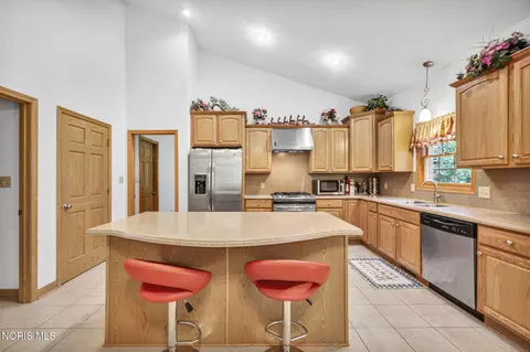 Kitchen - 914 Kimmel Ct, Upper Sandusky, OH 43351 photo 4 of 4