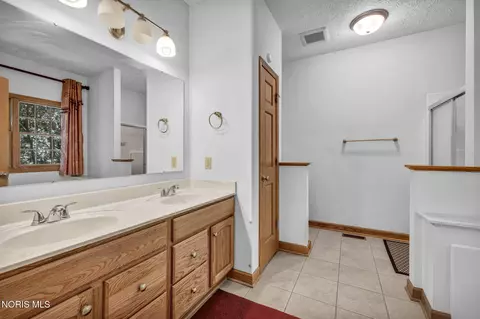 Bath - 914 Kimmel Ct, Upper Sandusky, OH 43351 photo 2 of 5