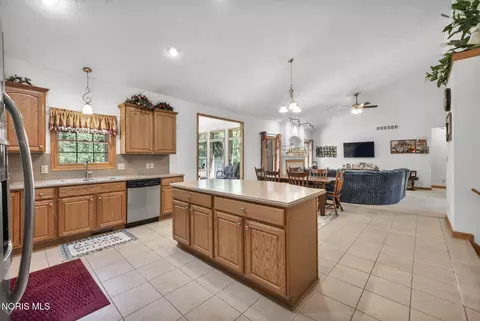 Kitchen - 914 Kimmel Ct, Upper Sandusky, OH 43351 photo 2 of 4