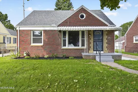 Exterior - 2272 Westmonte Rd, Toledo, OH 43607 photo 3 of 10