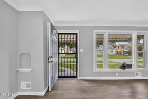 Entry Way - 2272 Westmonte Rd, Toledo, OH 43607 photo 1 of 4
