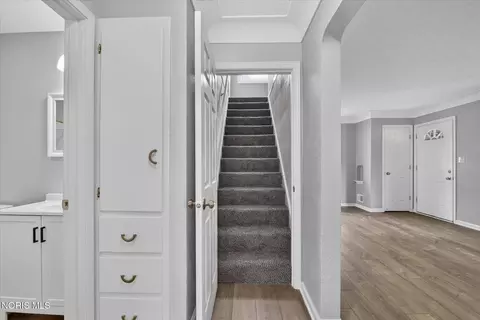 Entry Way - 2272 Westmonte Rd, Toledo, OH 43607 photo 2 of 4
