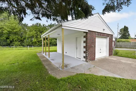 Exterior - 2272 Westmonte Rd, Toledo, OH 43607 photo 9 of 10