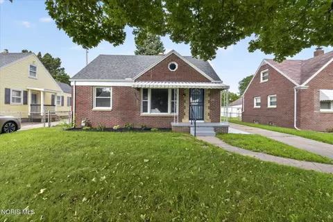 Exterior - 2272 Westmonte Rd, Toledo, OH 43607 photo 2 of 10