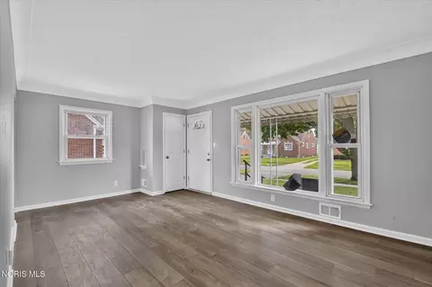 Living - 2272 Westmonte Rd, Toledo, OH 43607 photo 3 of 3