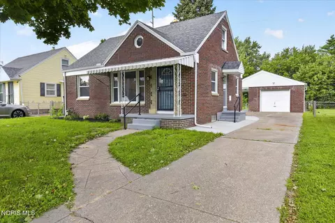 Exterior - 2272 Westmonte Rd, Toledo, OH 43607 photo 4 of 10