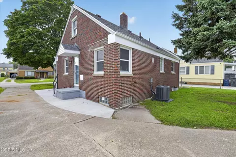 Exterior - 2272 Westmonte Rd, Toledo, OH 43607 photo 8 of 10