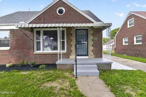 Exterior - 2272 Westmonte Rd, Toledo, OH 43607 photo 5 of 10