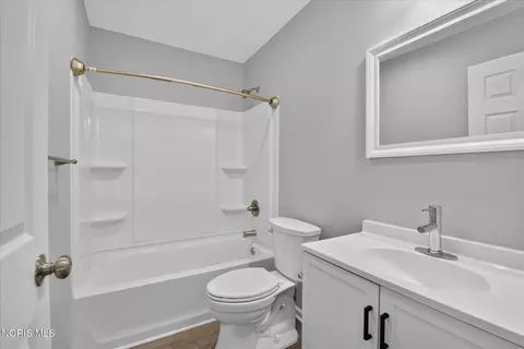 Bath - 2272 Westmonte Rd, Toledo, OH 43607 photo 1 of 1