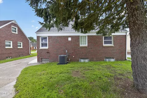 Exterior - 2272 Westmonte Rd, Toledo, OH 43607 photo 6 of 10