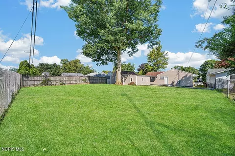 Exterior - 121 Springbrook Dr, Findlay, OH 45840 photo 5 of 6