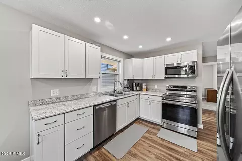 Kitchen - 121 Springbrook Dr, Findlay, OH 45840 photo 2 of 3