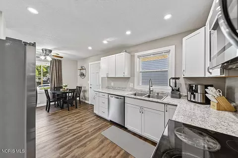 Kitchen - 121 Springbrook Dr, Findlay, OH 45840 photo 3 of 3