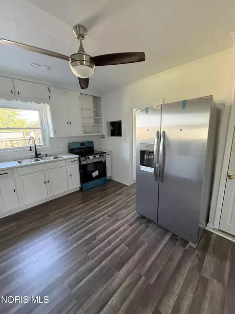 Kitchen - 1048 E Riverview Ave, Napoleon, OH 43545 photo 2 of 2