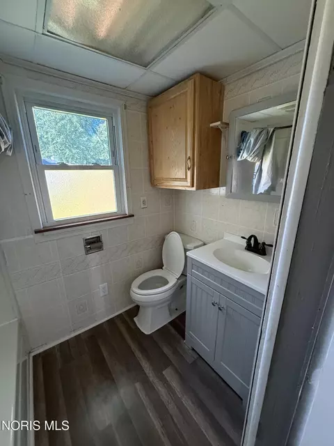 Bath - 1048 E Riverview Ave, Napoleon, OH 43545 photo 1 of 2
