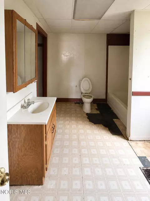 Bath - 180 E Perry St, Tiffin, OH 44883 photo 1 of 1