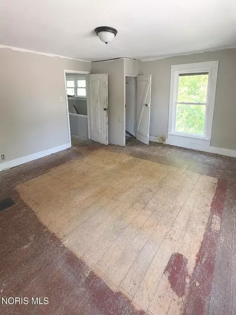 Bedroom - 180 E Perry St, Tiffin, OH 44883 photo 3 of 3