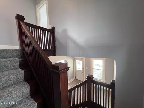 Entry Way - 1024 Indiana Ave, Toledo, OH 43607 photo 7 of 9
