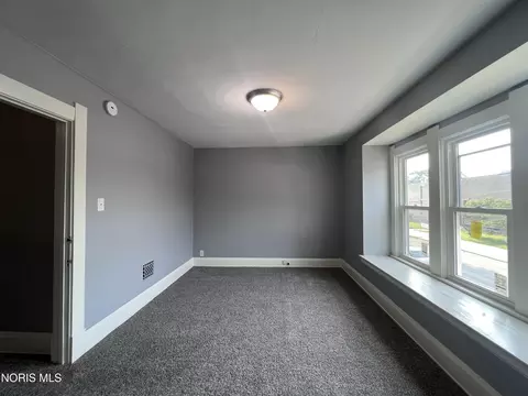 Living - 1024 Indiana Ave, Toledo, OH 43607 photo 6 of 6