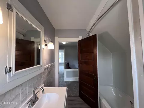 Bath - 1024 Indiana Ave, Toledo, OH 43607 photo 2 of 4