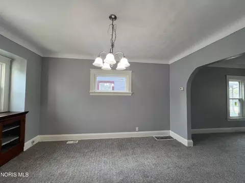 Living - 1024 Indiana Ave, Toledo, OH 43607 photo 1 of 6