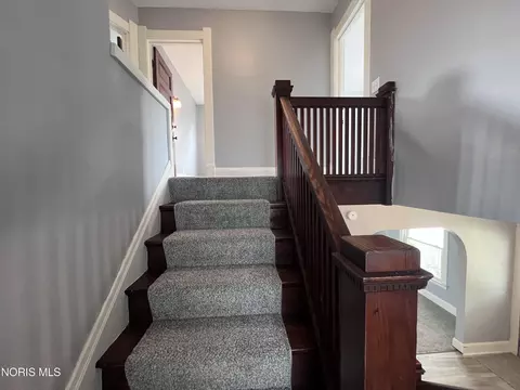 Entry Way - 1024 Indiana Ave, Toledo, OH 43607 photo 6 of 9