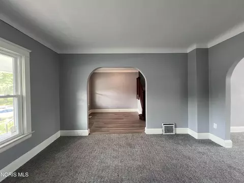 Living - 1024 Indiana Ave, Toledo, OH 43607 photo 5 of 6