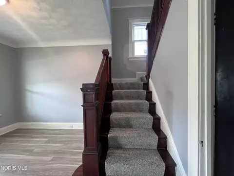 Entry Way - 1024 Indiana Ave, Toledo, OH 43607 photo 5 of 9