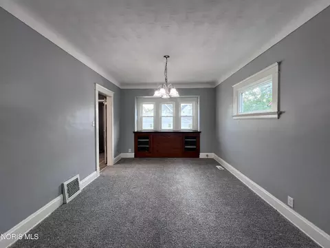 Living - 1024 Indiana Ave, Toledo, OH 43607 photo 2 of 6