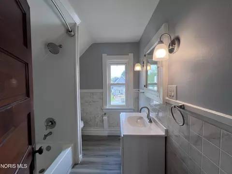 Bath - 1024 Indiana Ave, Toledo, OH 43607 photo 1 of 4