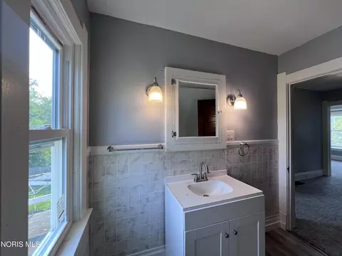 Bath - 1024 Indiana Ave, Toledo, OH 43607 photo 3 of 4