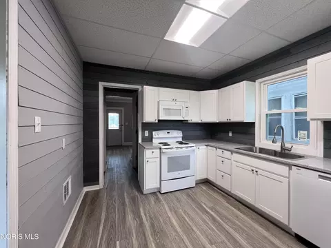Kitchen - 1024 Indiana Ave, Toledo, OH 43607 photo 3 of 3