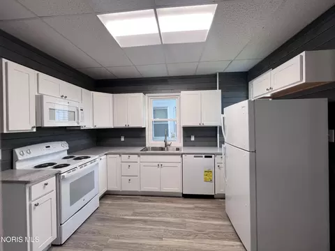 Kitchen - 1024 Indiana Ave, Toledo, OH 43607 photo 2 of 3