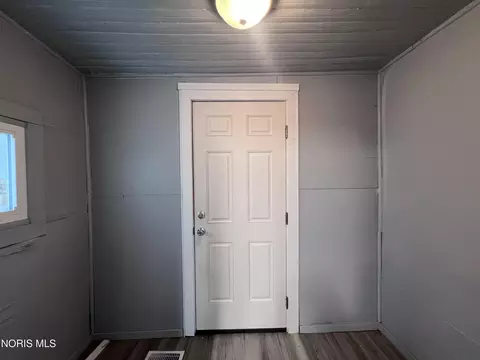 Entry Way - 1024 Indiana Ave, Toledo, OH 43607 photo 4 of 9