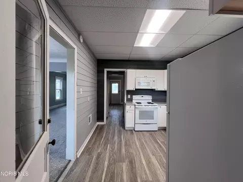 Entry Way - 1024 Indiana Ave, Toledo, OH 43607 photo 3 of 9