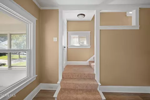Entry Way - 2037 Joffre Ave, Toledo, OH 43607 photo 4 of 6