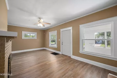 Living - 2037 Joffre Ave, Toledo, OH 43607 photo 4 of 6