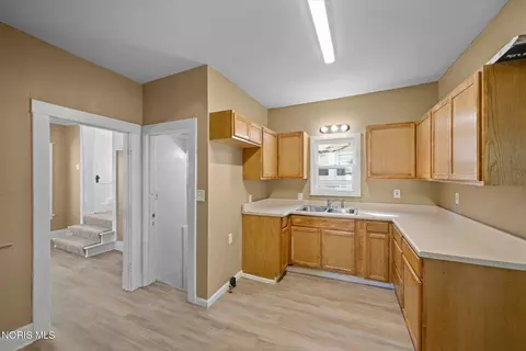 Entry Way - 2037 Joffre Ave, Toledo, OH 43607 photo 3 of 6