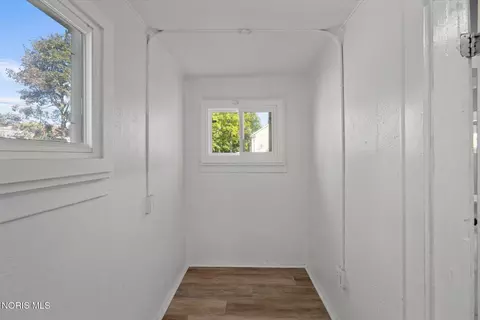 Entry Way - 2037 Joffre Ave, Toledo, OH 43607 photo 2 of 6